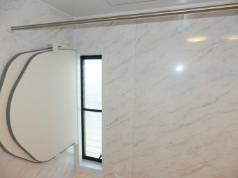 吹き抜け天井に木の梁で作ったオリジナル照明